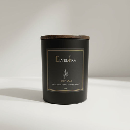 Forest Walk Duftkerze von Elvelora – handgegossene, natürliche Duftkerze mit ätherischen Ölen, inspiriert von erdenden Waldspaziergängen.