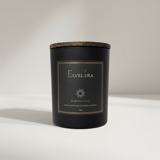 Morning Light Duftkerze von Elvelora – handgegossene, natürlichs Duftkerze mit ätherischen Ölen, inspiriert von frischen, hellen Morgenmomenten.